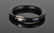 Armbånd i sort lak læder. 1. omgang med  blankpoleret magnetlås. Tykkelse 7,5 mm.